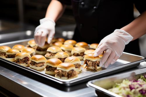 Preparación de bandeja con comida de catering